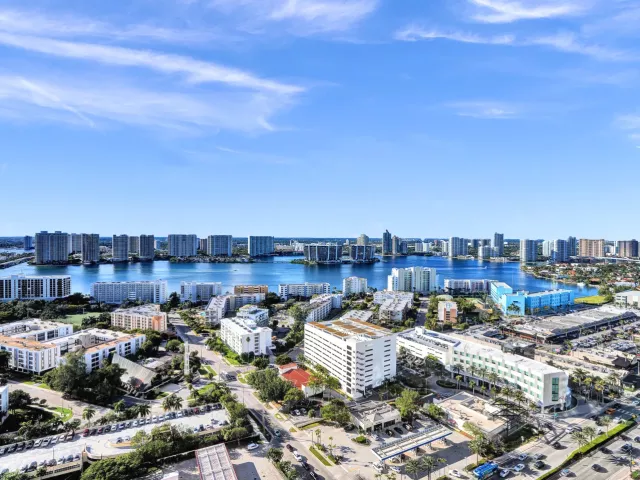 3-bedroom condo for rent in Sunny Isles Beach - 17875 Collins Avenue 3103 - MondialRealty