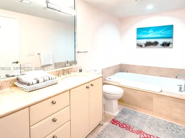 2-bedroom condo for sale in Fort Lauderdale - 2100 N Ocean Blvd 6C - MondialRealty