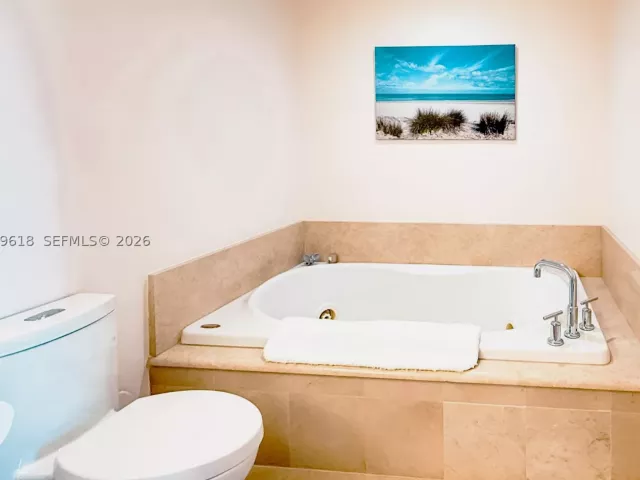 2-bedroom condo for sale in Fort Lauderdale - 2100 N Ocean Blvd 6C - MondialRealty