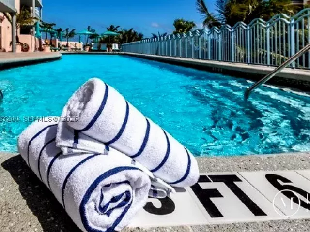2-bedroom condo for rent in Miami Beach - 1500 Ocean Dr 907 - MondialRealty