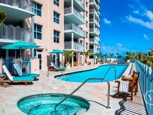 2-bedroom condo for rent in Miami Beach - 1500 Ocean Dr 907 - MondialRealty