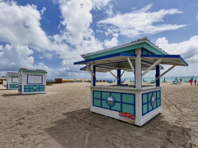 2-bedroom condo for rent in Miami Beach - 1500 Ocean Dr 907 - MondialRealty