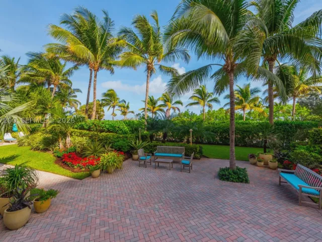 2-bedroom condo for rent in Miami Beach - 1500 Ocean Dr 907 - MondialRealty