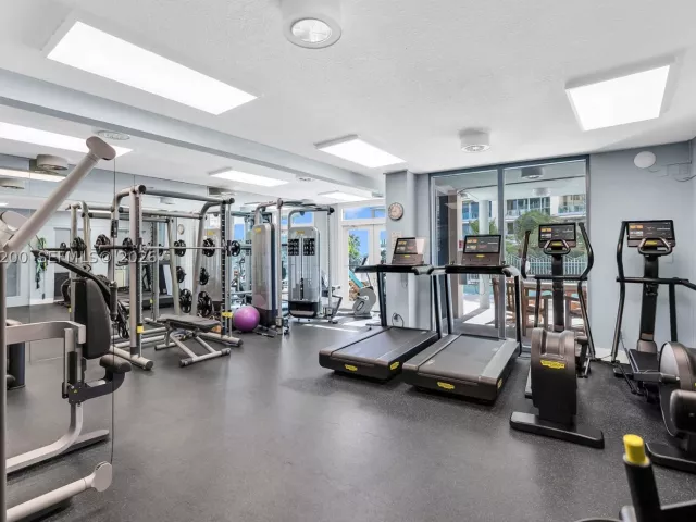 2-bedroom condo for rent in Miami Beach - 1500 Ocean Dr 907 - MondialRealty