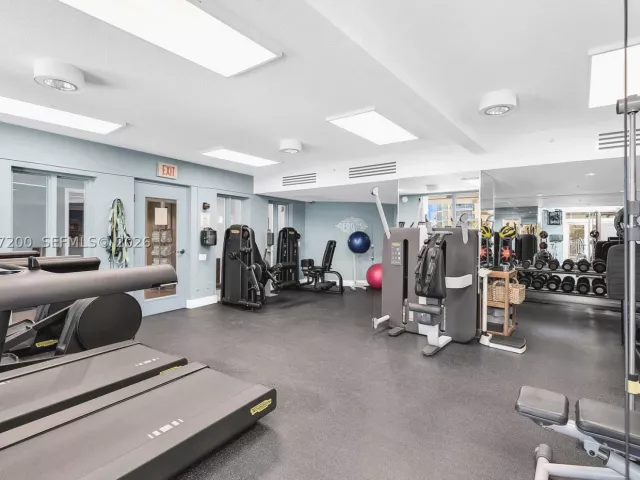 2-bedroom condo for rent in Miami Beach - 1500 Ocean Dr 907 - MondialRealty