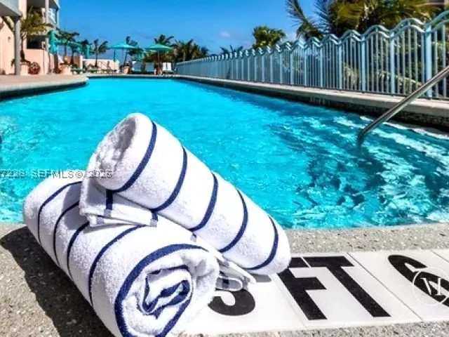 2-bedroom condo for rent in Miami Beach - 1500 Ocean Dr 1005 - MondialRealty