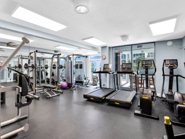 1-bedroom condo for rent in Miami Beach - 1500 Ocean Dr PH-10 - MondialRealty