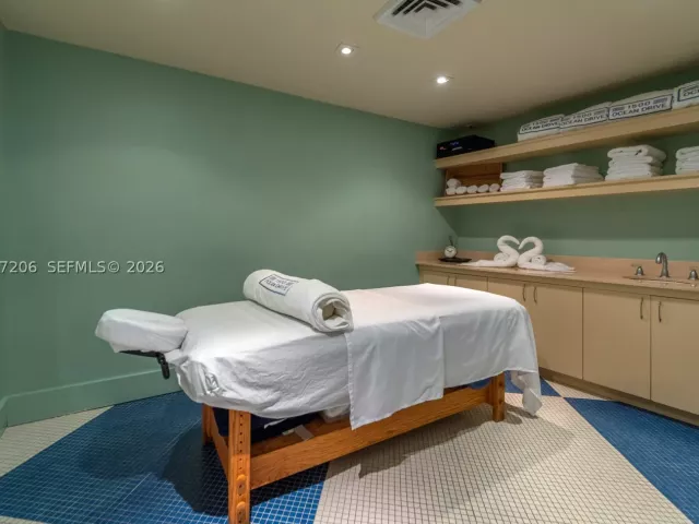1-bedroom condo for rent in Miami Beach - 1500 Ocean Dr PH-10 - MondialRealty