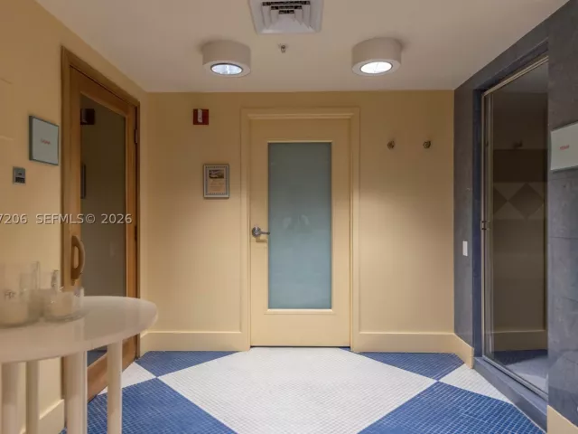1-bedroom condo for rent in Miami Beach - 1500 Ocean Dr PH-10 - MondialRealty