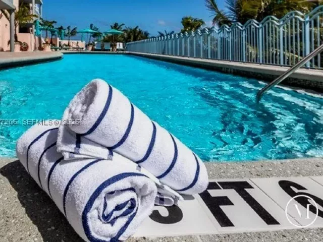 1-bedroom condo for rent in Miami Beach - 1500 Ocean Dr PH-10 - MondialRealty