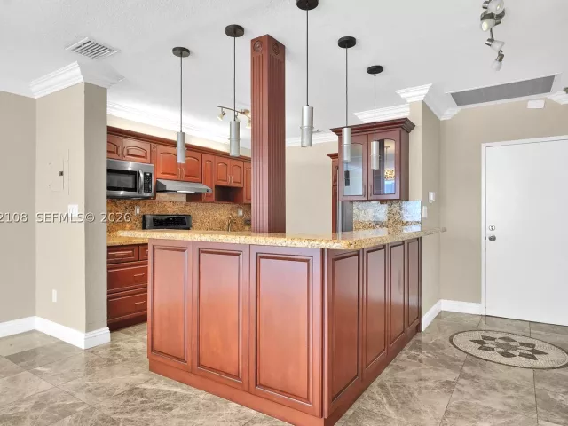 2-bedroom condo for sale in Miami Beach - 5401 Collins Ave 1514 - MondialRealty