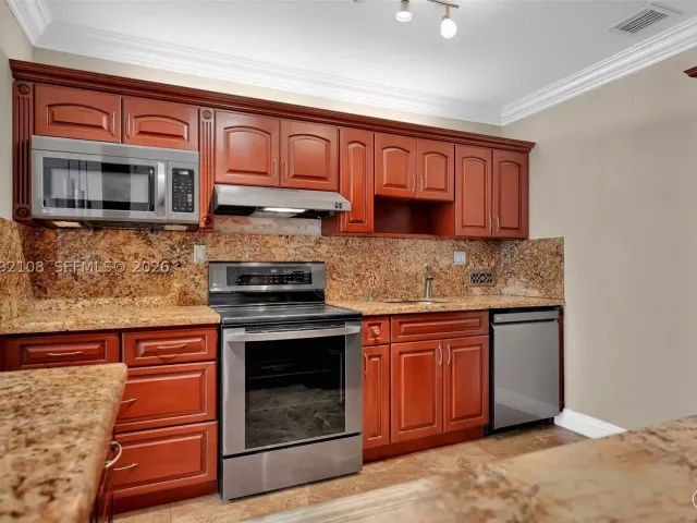 2-bedroom condo for sale in Miami Beach - 5401 Collins Ave 1514 - MondialRealty