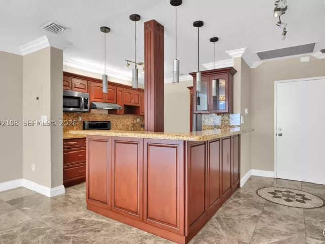 2-bedroom condo for sale in Miami Beach - 5401 Collins Ave 1514 - MondialRealty