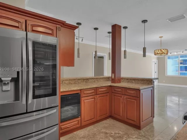 2-bedroom condo for sale in Miami Beach - 5401 Collins Ave 1514 - MondialRealty
