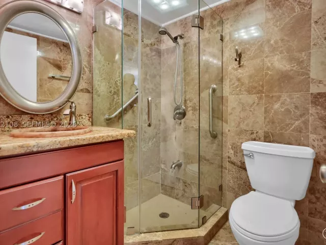 2-bedroom condo for sale in Miami Beach - 5401 Collins Ave 1514 - MondialRealty