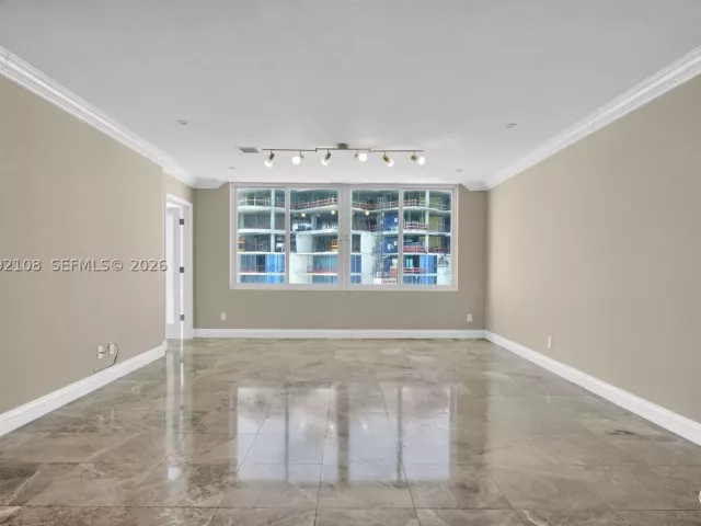 2-bedroom condo for sale in Miami Beach - 5401 Collins Ave 1514 - MondialRealty