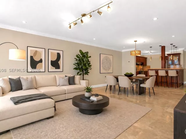 2-bedroom condo for sale in Miami Beach - 5401 Collins Ave 1514 - MondialRealty