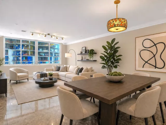 2-bedroom condo for sale in Miami Beach - 5401 Collins Ave 1514 - MondialRealty