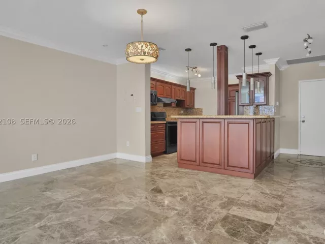 2-bedroom condo for sale in Miami Beach - 5401 Collins Ave 1514 - MondialRealty