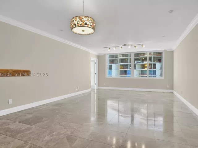 2-bedroom condo for sale in Miami Beach - 5401 Collins Ave 1514 - MondialRealty