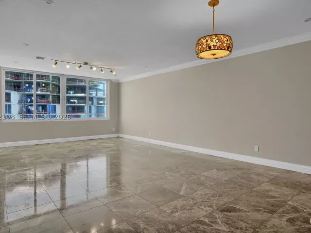 2-bedroom condo for sale in Miami Beach - 5401 Collins Ave 1514 - MondialRealty