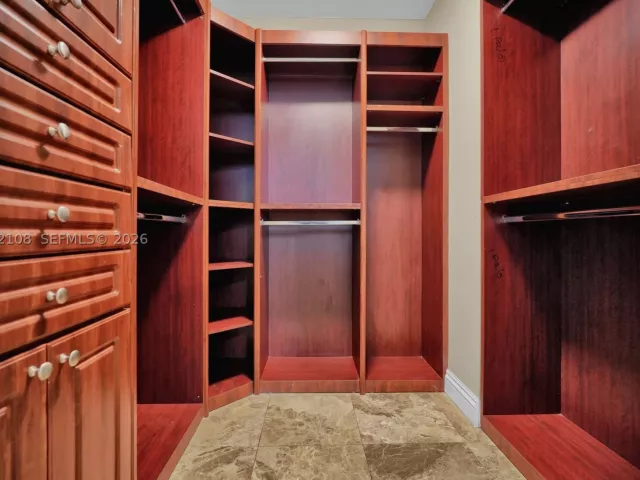 2-bedroom condo for sale in Miami Beach - 5401 Collins Ave 1514 - MondialRealty