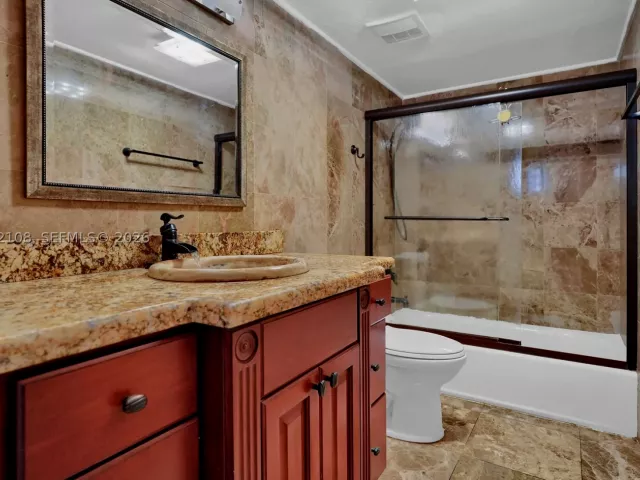 2-bedroom condo for sale in Miami Beach - 5401 Collins Ave 1514 - MondialRealty