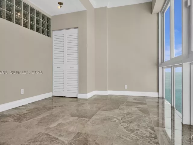 2-bedroom condo for sale in Miami Beach - 5401 Collins Ave 1514 - MondialRealty