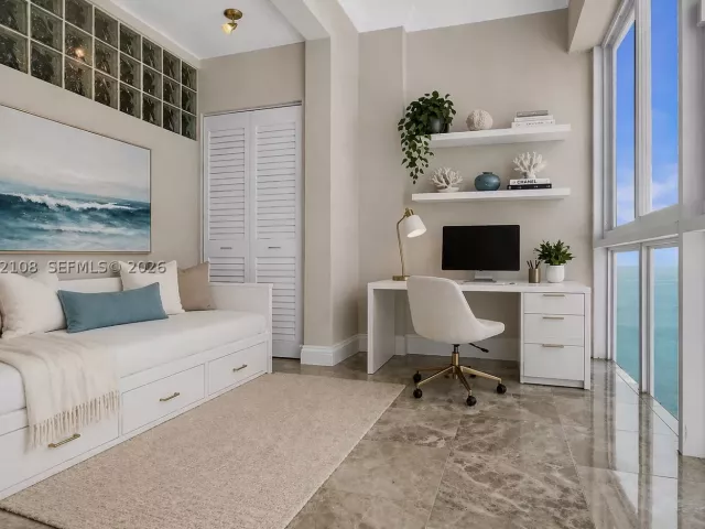 2-bedroom condo for sale in Miami Beach - 5401 Collins Ave 1514 - MondialRealty