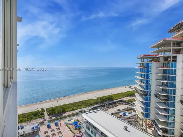 2-bedroom condo for sale in Miami Beach - 5401 Collins Ave 1514 - MondialRealty