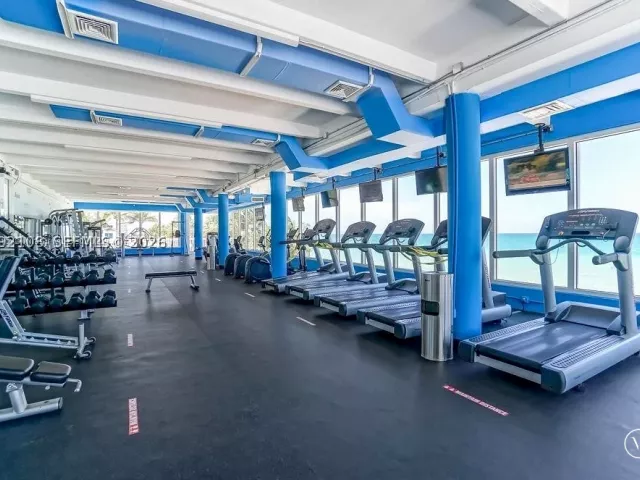 2-bedroom condo for sale in Miami Beach - 5401 Collins Ave 1514 - MondialRealty