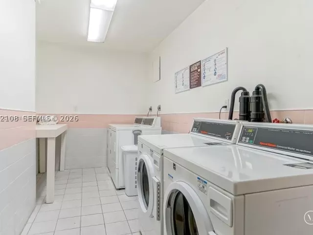 2-bedroom condo for sale in Miami Beach - 5401 Collins Ave 1514 - MondialRealty