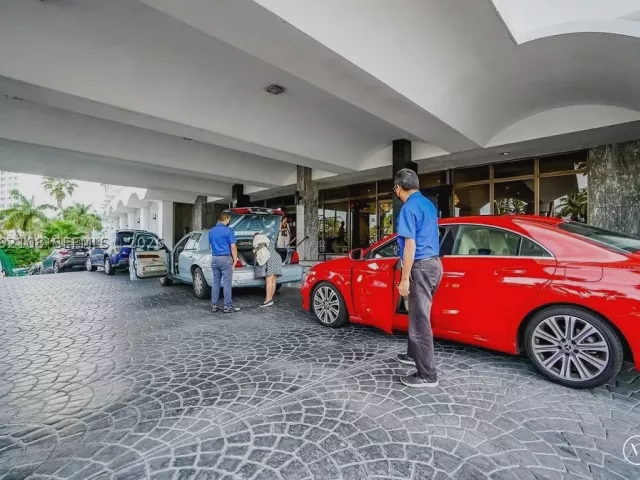 2-bedroom condo for sale in Miami Beach - 5401 Collins Ave 1514 - MondialRealty