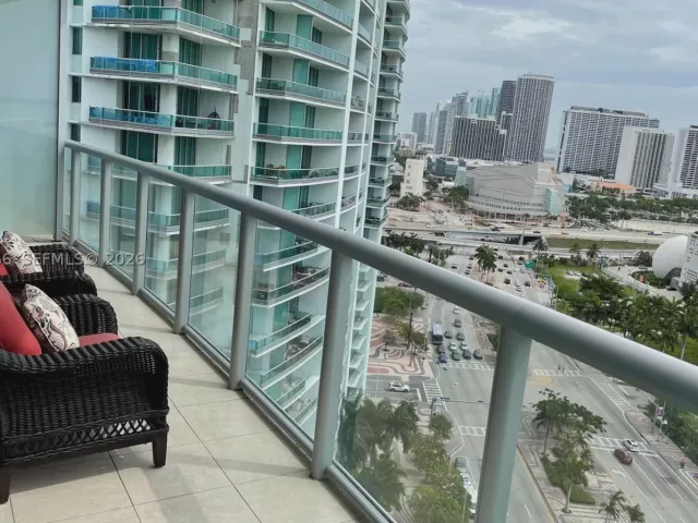 1-bedroom condo for sale in Miami - 888 Biscayne Blvd 1810 - MondialRealty