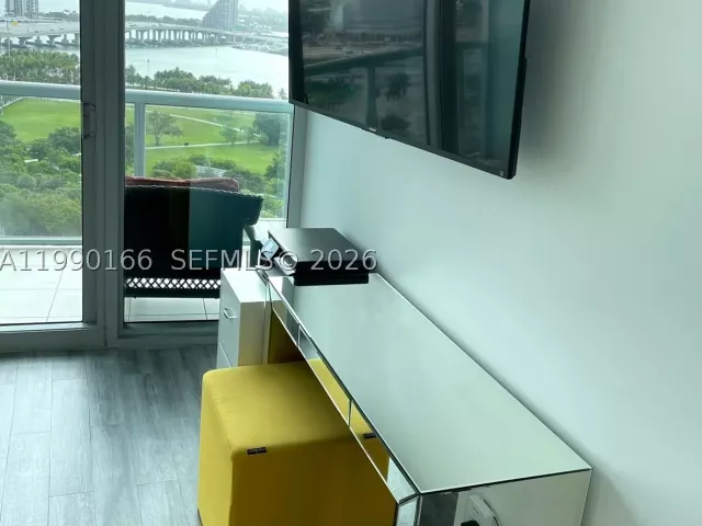 1-bedroom condo for sale in Miami - 888 Biscayne Blvd 1810 - MondialRealty