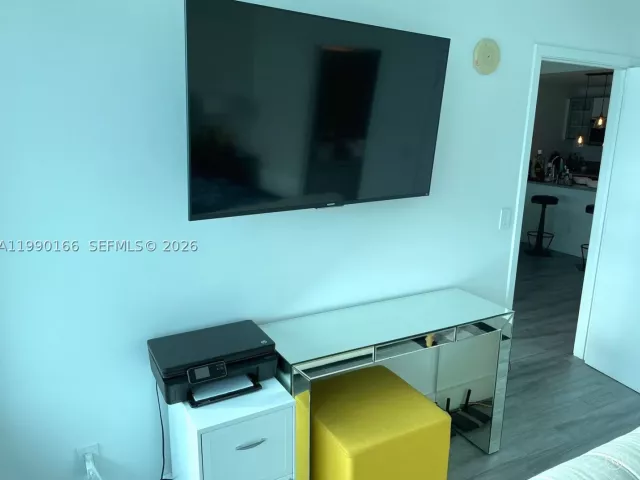 1-bedroom condo for sale in Miami - 888 Biscayne Blvd 1810 - MondialRealty