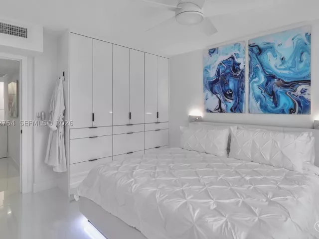 1-bedroom condo for rent in Hollywood - 2501 S Ocean Dr 1515 - MondialRealty