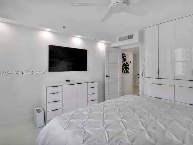 1-bedroom condo for rent in Hollywood - 2501 S Ocean Dr 1515 - MondialRealty