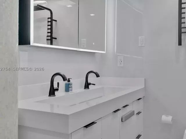 1-bedroom condo for rent in Hollywood - 2501 S Ocean Dr 1515 - MondialRealty