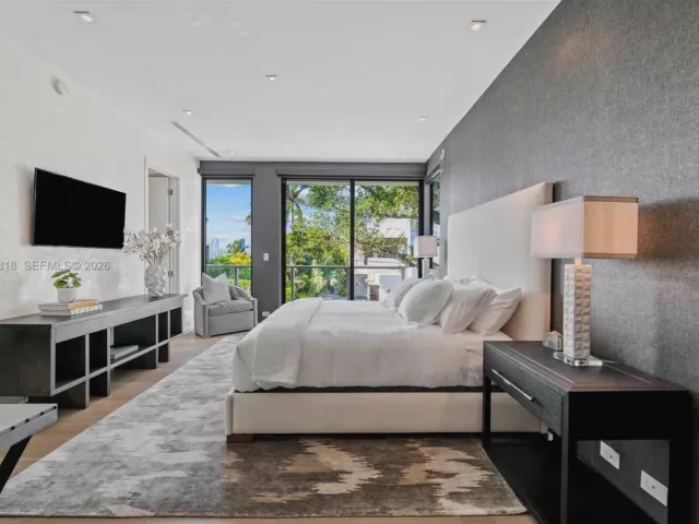 5-bedroom home for sale in Miami Beach - 121 2nd Dilido Ter. Share A - MondialRealty