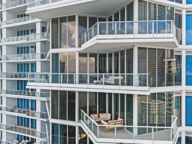 3-bedroom condo for sale in Miami - 2020 N Bayshore Dr 2502 - MondialRealty