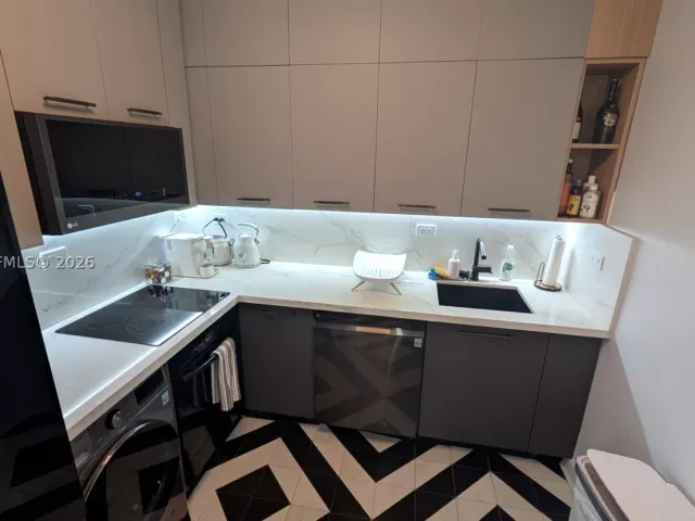 2-bedroom condo for rent in Miami Beach - 1500 Bay Rd 822S - MondialRealty