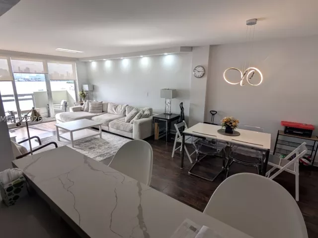 2-bedroom condo for rent in Miami Beach - 1500 Bay Rd 822S - MondialRealty
