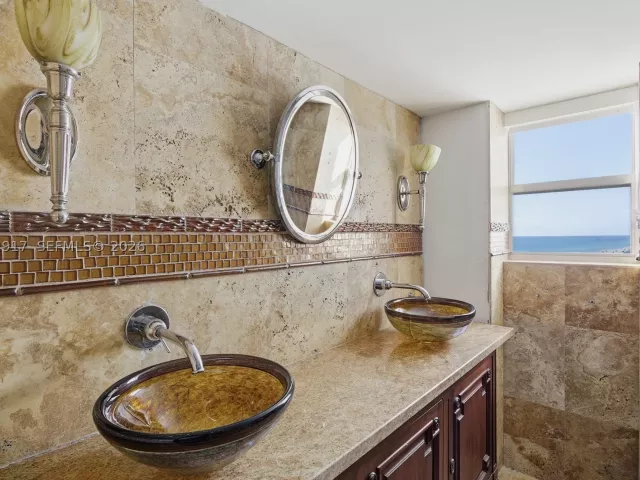 2-bedroom condo for rent in Miami Beach - 5555 Collins Ave 12N - MondialRealty