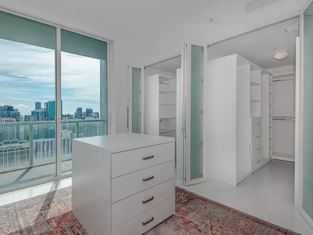 3-bedroom condo for sale in Miami - 244 Biscayne Blvd UPH-4907 - MondialRealty