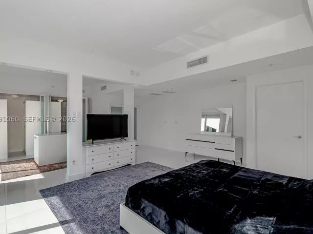 3-bedroom condo for sale in Miami - 244 Biscayne Blvd UPH-4907 - MondialRealty