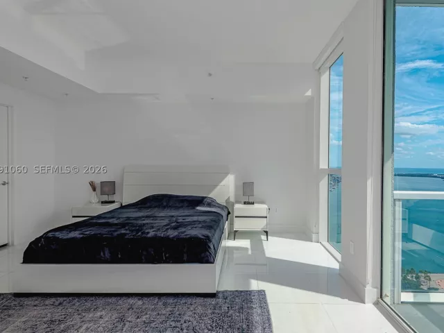 3-bedroom condo for sale in Miami - 244 Biscayne Blvd UPH-4907 - MondialRealty