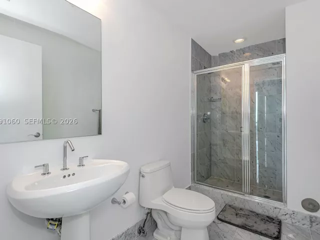 3-bedroom condo for sale in Miami - 244 Biscayne Blvd UPH-4907 - MondialRealty