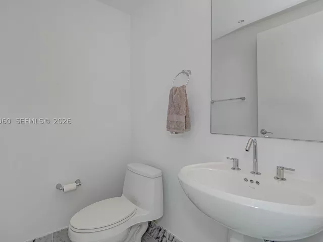 3-bedroom condo for sale in Miami - 244 Biscayne Blvd UPH-4907 - MondialRealty