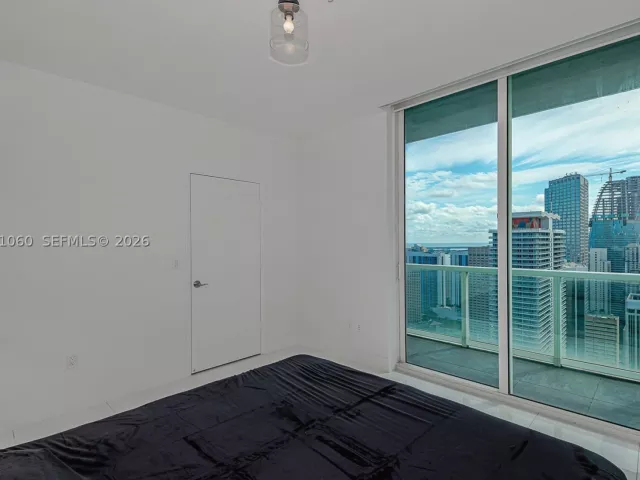 3-bedroom condo for sale in Miami - 244 Biscayne Blvd UPH-4907 - MondialRealty